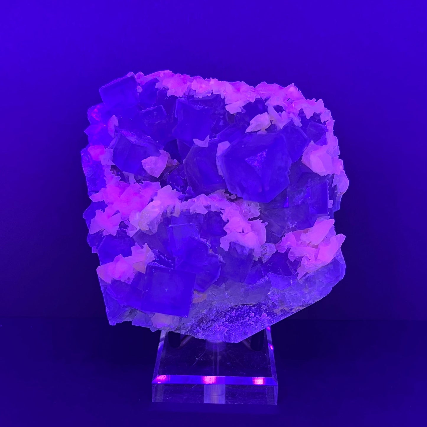 Fluorite Cube w/ UV